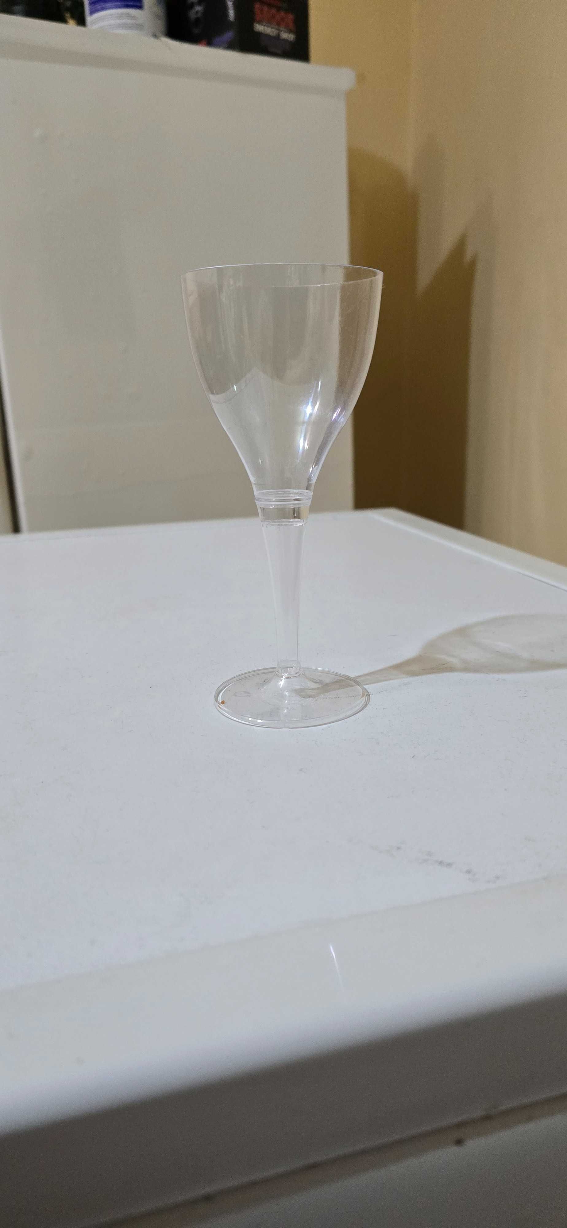 Vand 200 de pahare din plastic
