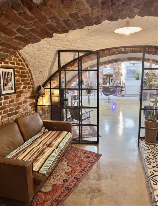 Chirie post de lucru/scaun pentru coafor sau frizerie! Zonă centrală!