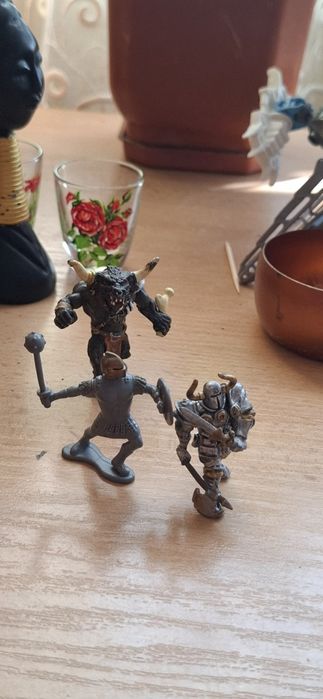 3 мини фигурки - минотавър и рицаи