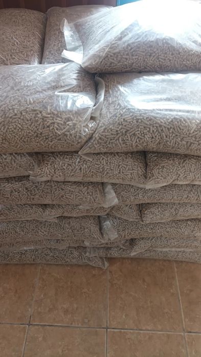 Vând peleti și brichete