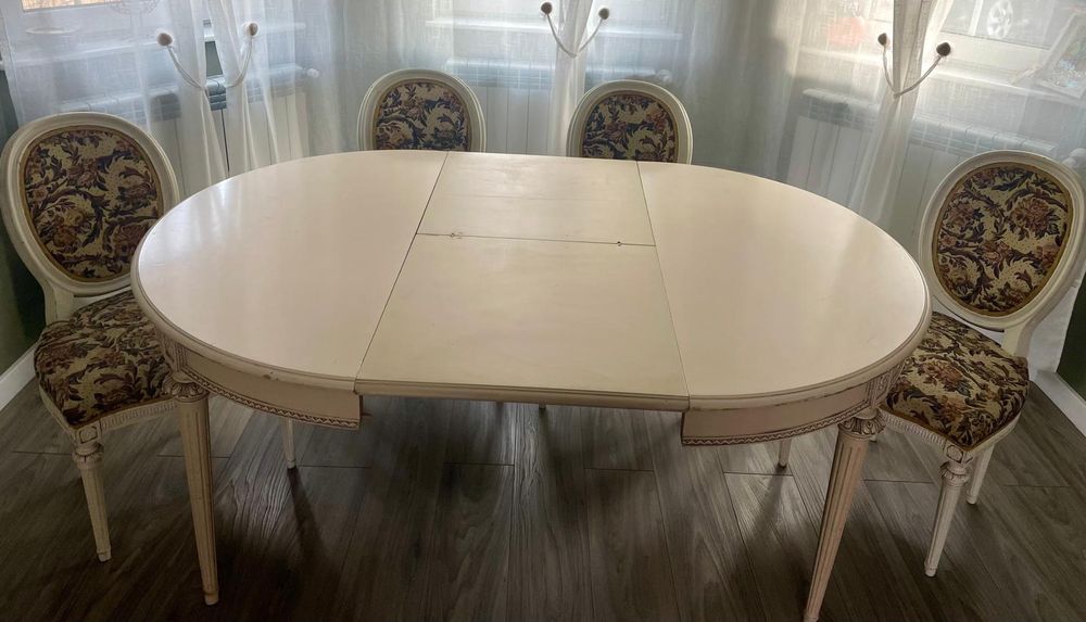 Vând masă extensibilă.