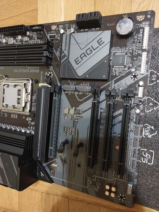 AMD Ryzen 7 9800X3D + Gigabyte B650 Eagle AX Wi-Fi