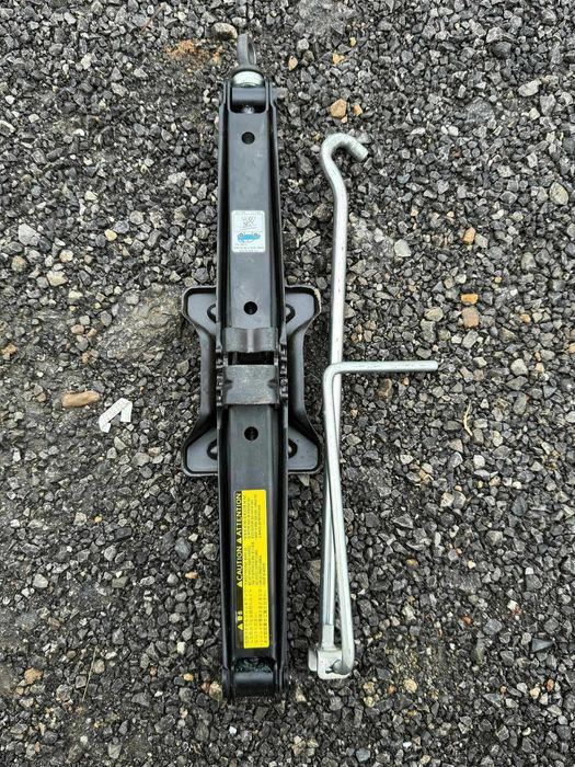 Оригинален крик с манивела  за Тоyota Rav4  2006 2018г