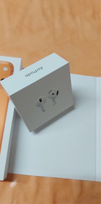 AirPods 4 чисто нови