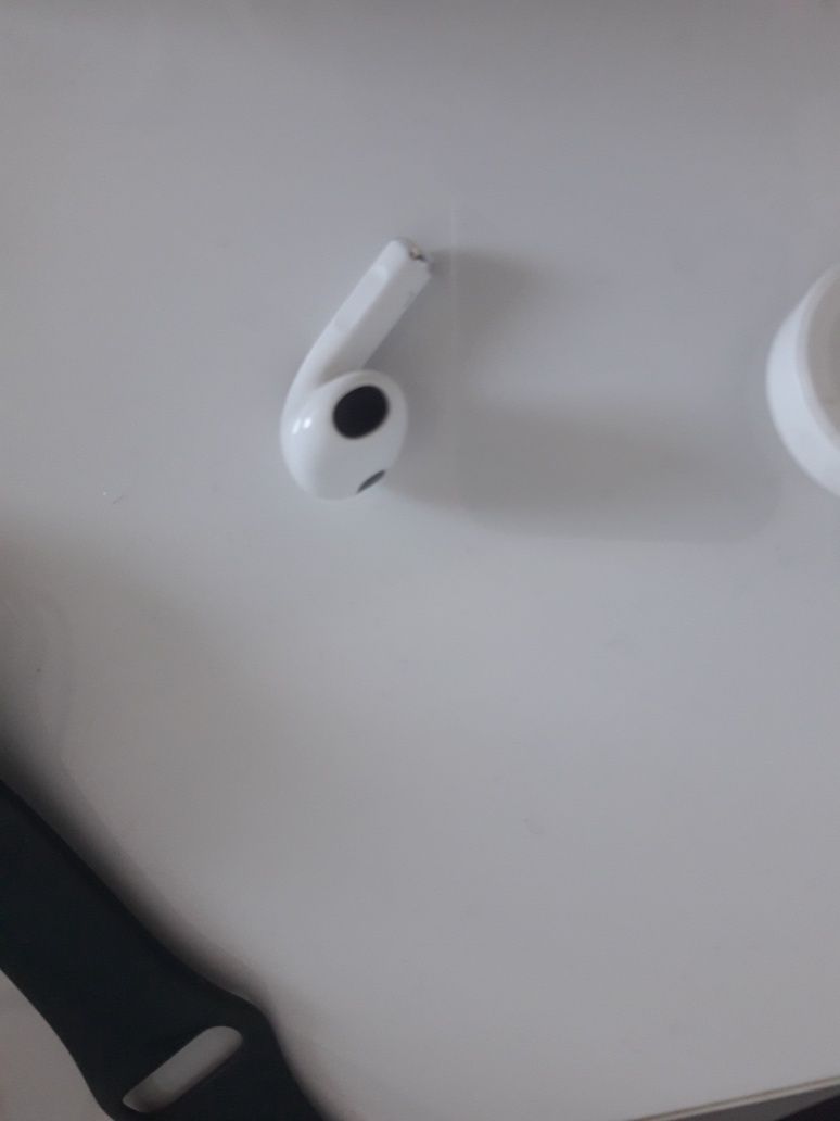 Продаю левое ухо от Airpods 3