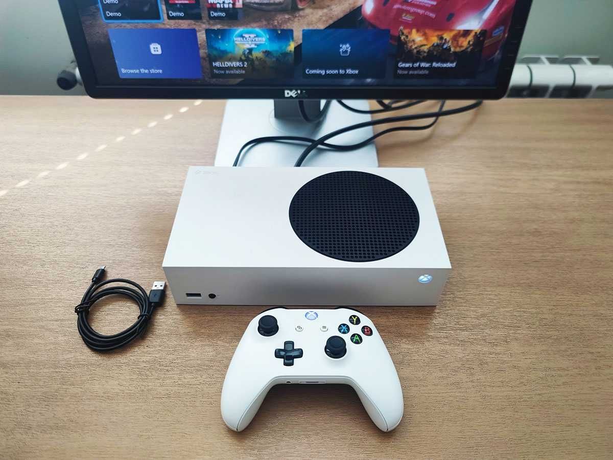 Xbox Series S със джойстик и кабели
