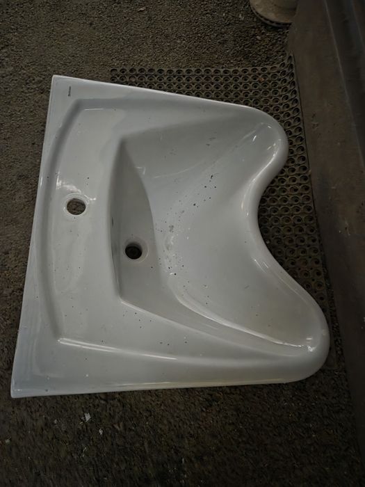 Раковина с ножкой