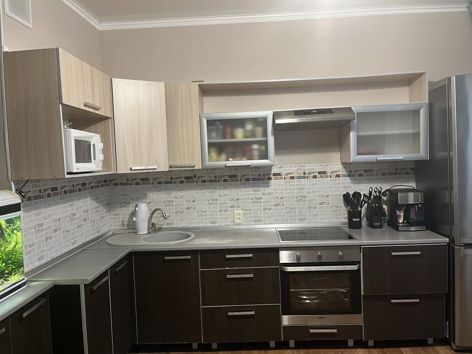 Продам кухонный гарнитур с техникой