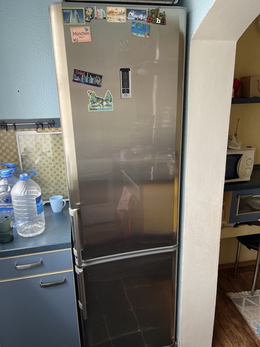 Холодильник с морозильной камерой, б/у, в рабочем состоянии.