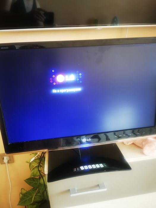 LG телевизор 23 инча,става и за  монитор