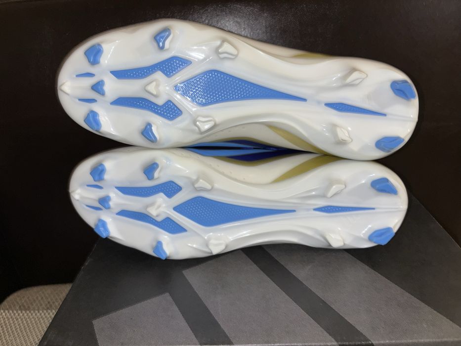 Нови футболни обувки Adidas X