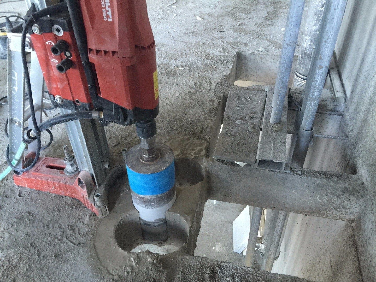 Beton teshish. Teshik teshish