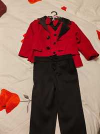Costumas  rosu din catifea cu vesta și papion și pantaloni negru