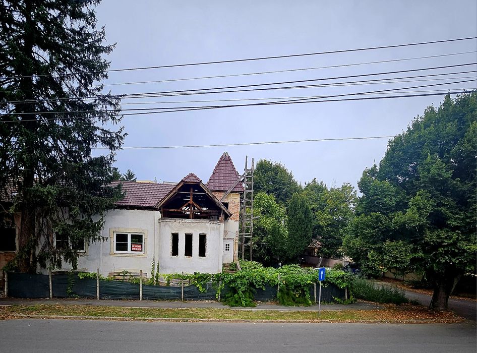 Casă cu teren pe mal