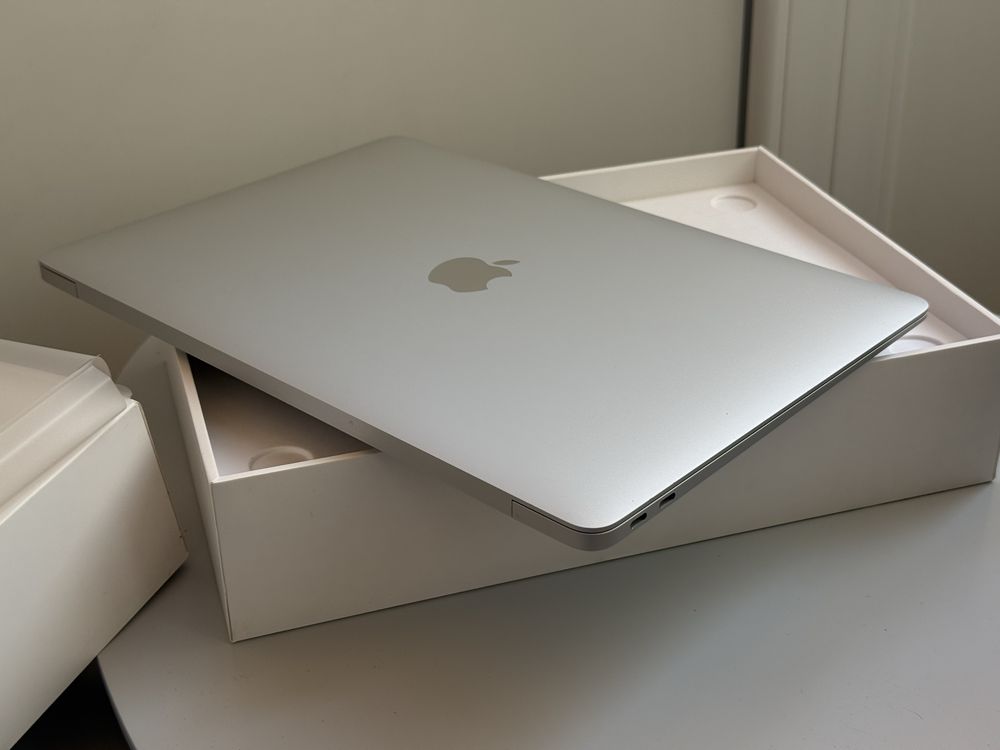 Apple Macbook Air M1 Silver 8GB/256GB - Като НОВ, 69 зареждания!