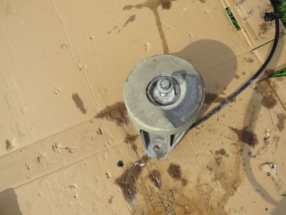 ляв и десен тампон двигател  W222 W223 S400 S350 cdi 656929