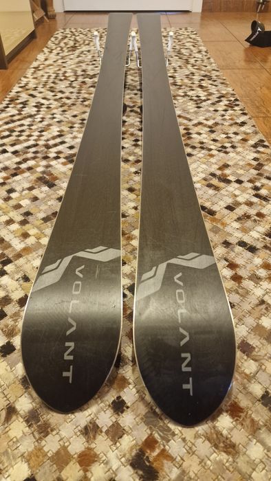 Schiuri Volant Pure Black 174 cm