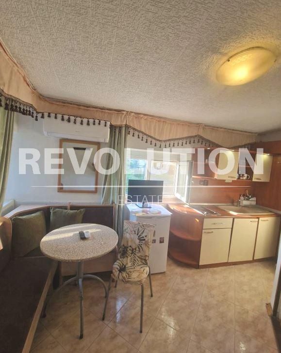 Дава се под наем Едностаен апартамент в Варна, м-т Траката - 30 кв.м за 300 € - Снимка #1