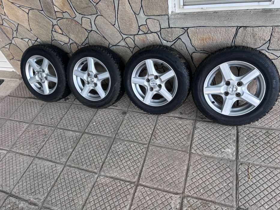 зимен комплект гуми  185/60/14 /6jx14h2. Без кривини по джантите.