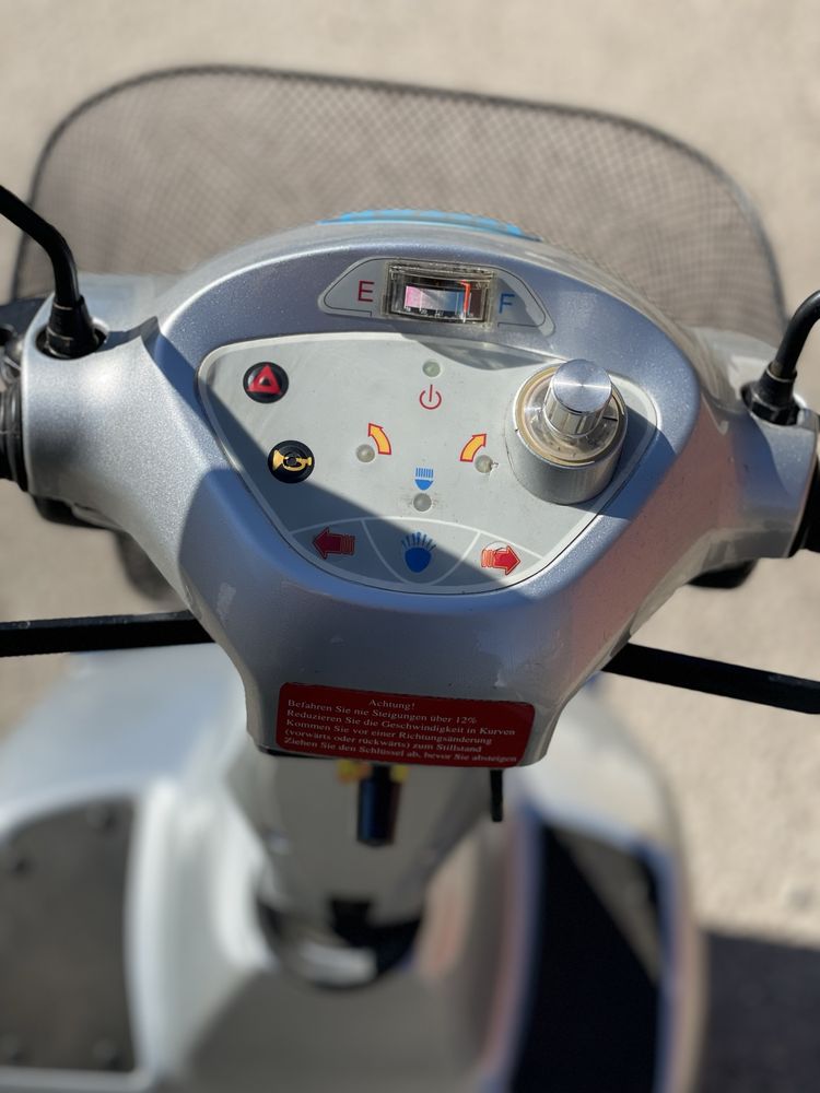 Електрически скутер за възрастни, трудно подвижни хора или инвалиди