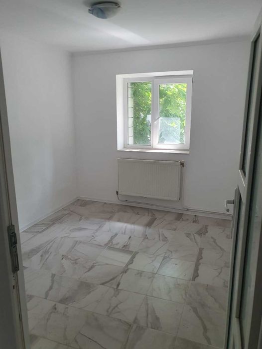 Închiriez apartament 3 camere parter