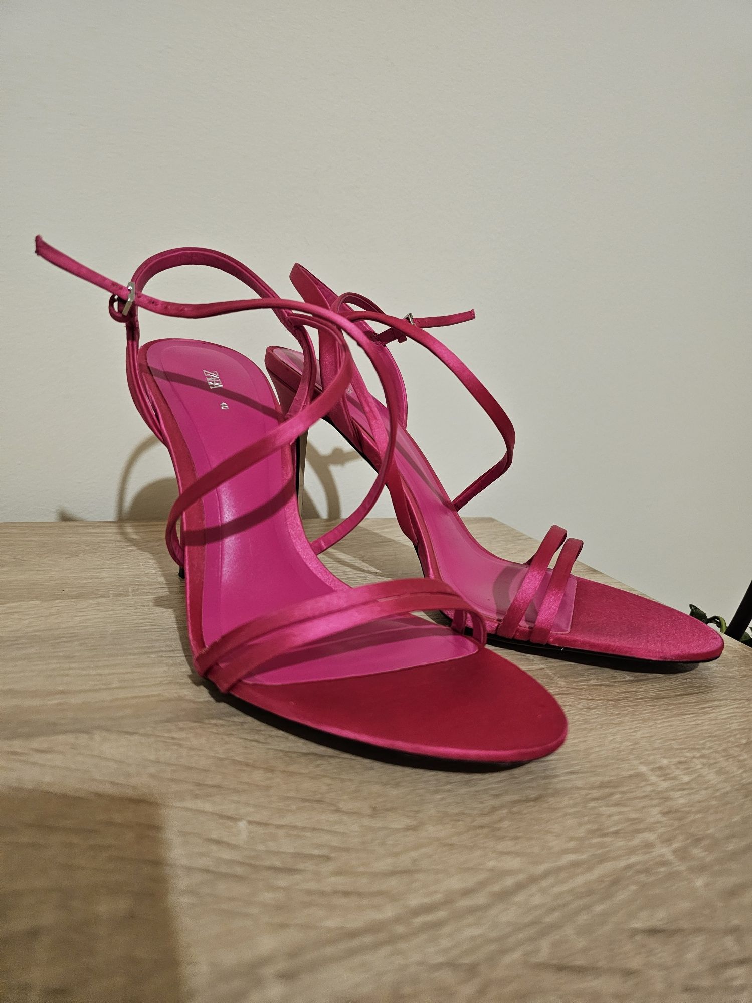 Цикламени сандали Zara 40 номер