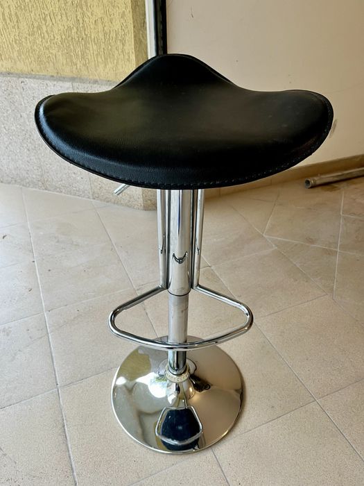 Два броя бар столове