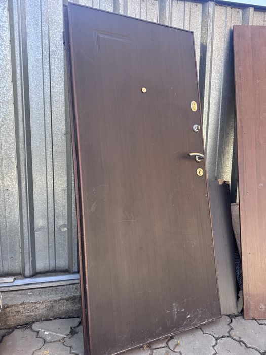 Железня дверь. Входная. Комплект ключей. С наличником. С добором