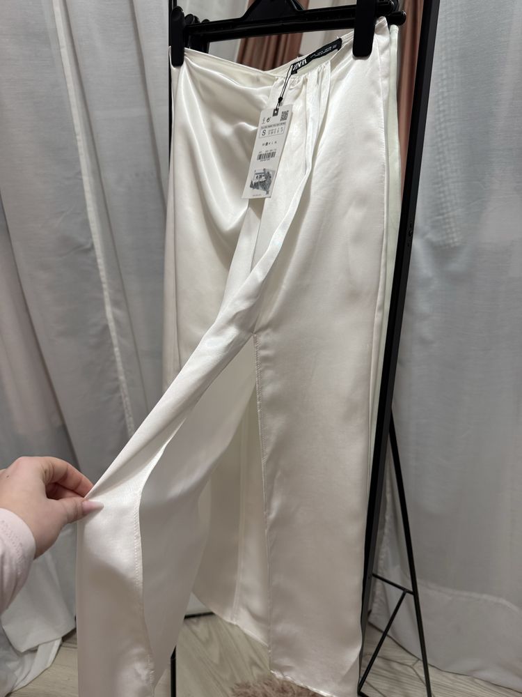 Fustă midi/ lungă satinată alb oyster cu drapaj elegant Zara marimea S