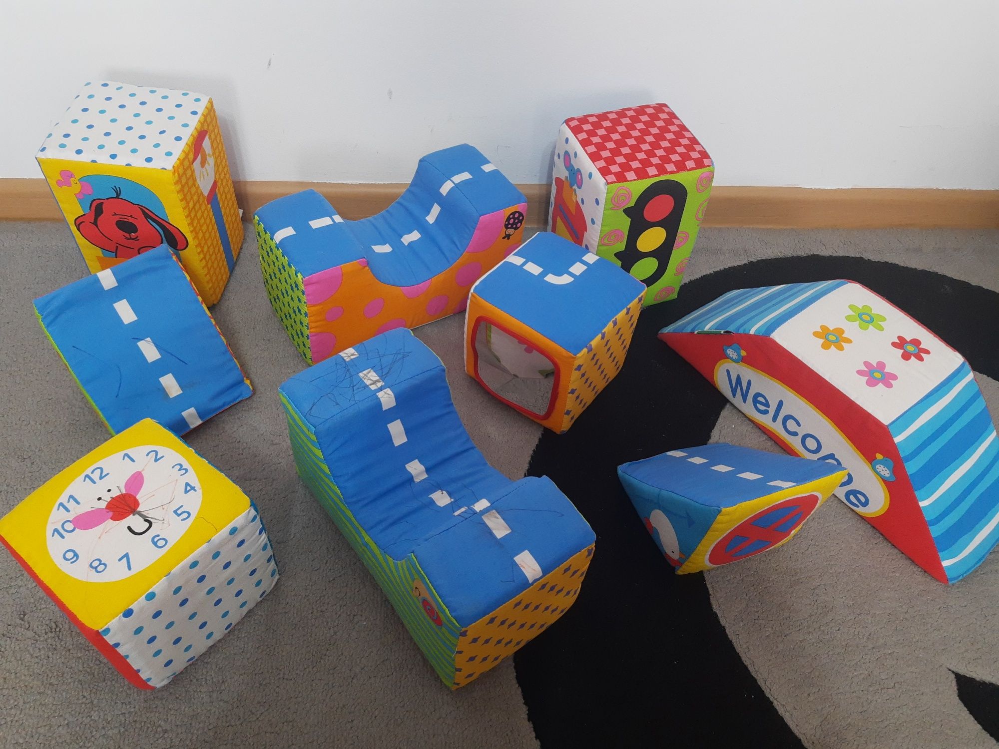 Cuburi mari din burete pentru copii mici