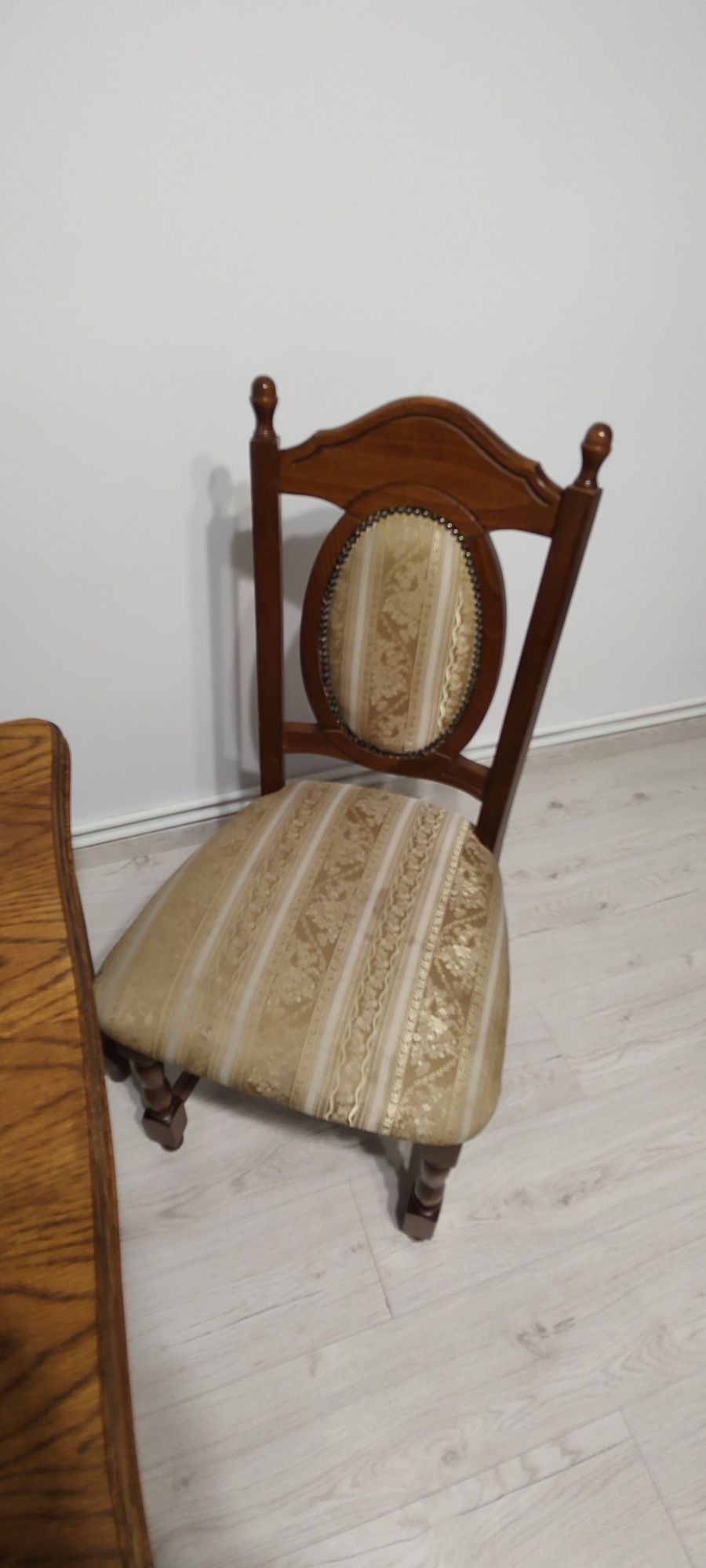 Vând masă și scaune vechi