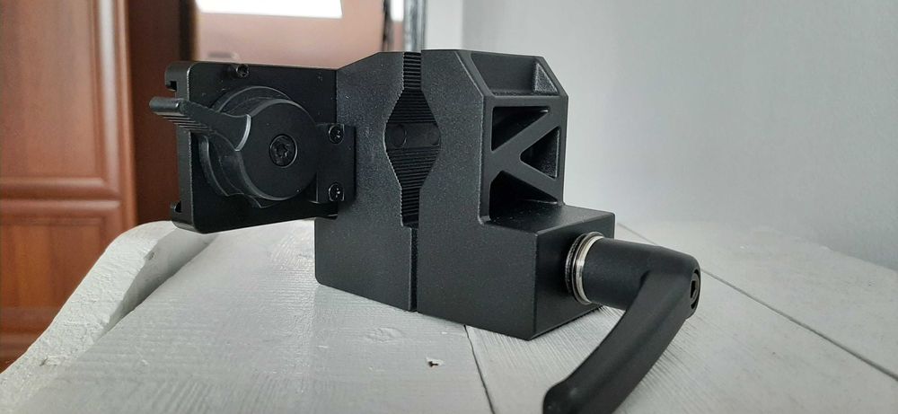 Clamp with Quick-Release Plates for V-Mount