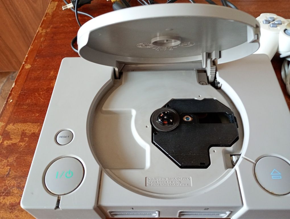 Playstation 1 + 1 джойстик + memory карта