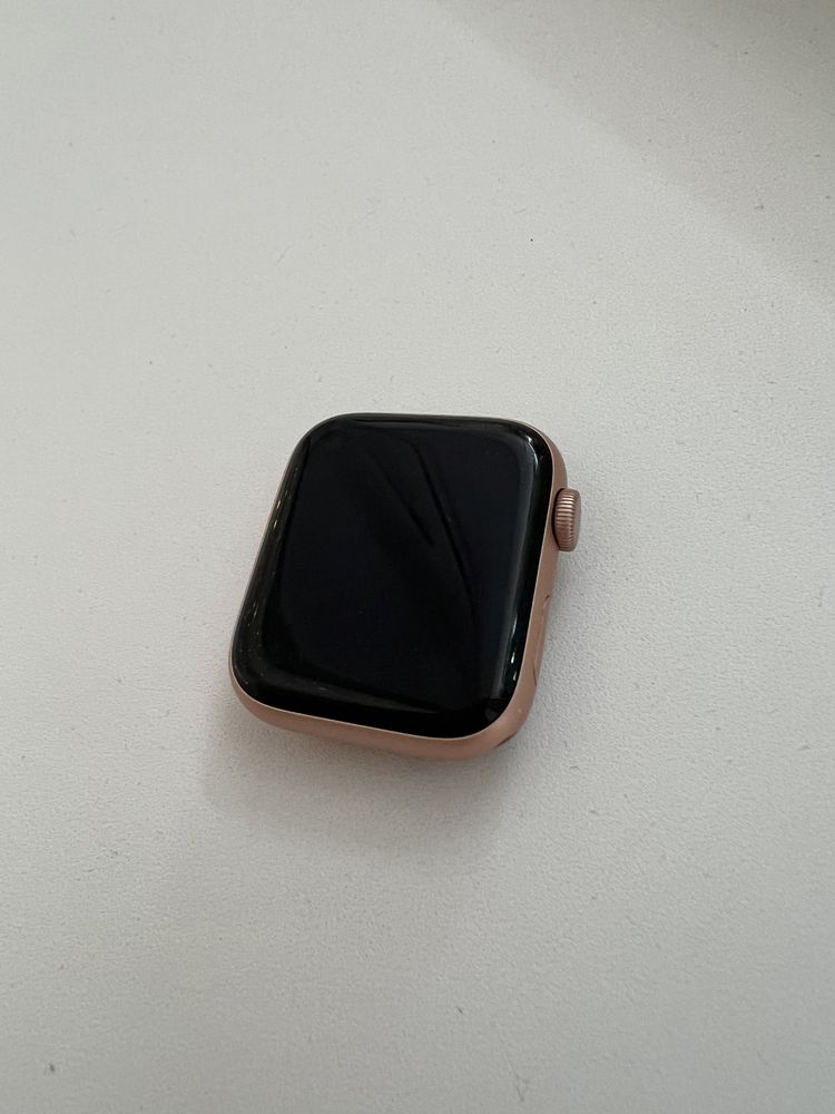 Смарт часы Apple Watch SE 40 мм золотистый-розовый