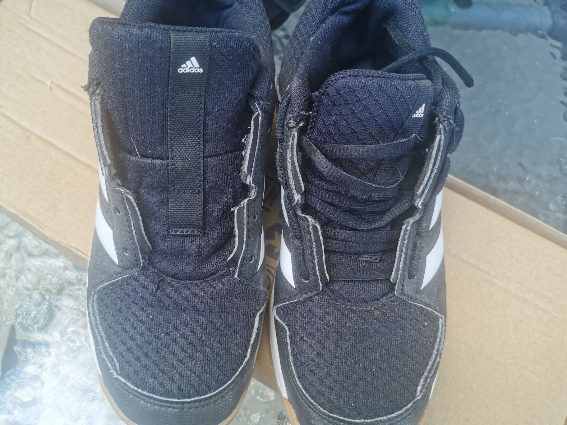 Подарявам маратонки Adidas с лично предаване