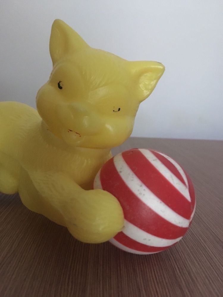 Jucărie perioada comunistă,pisică cu minge