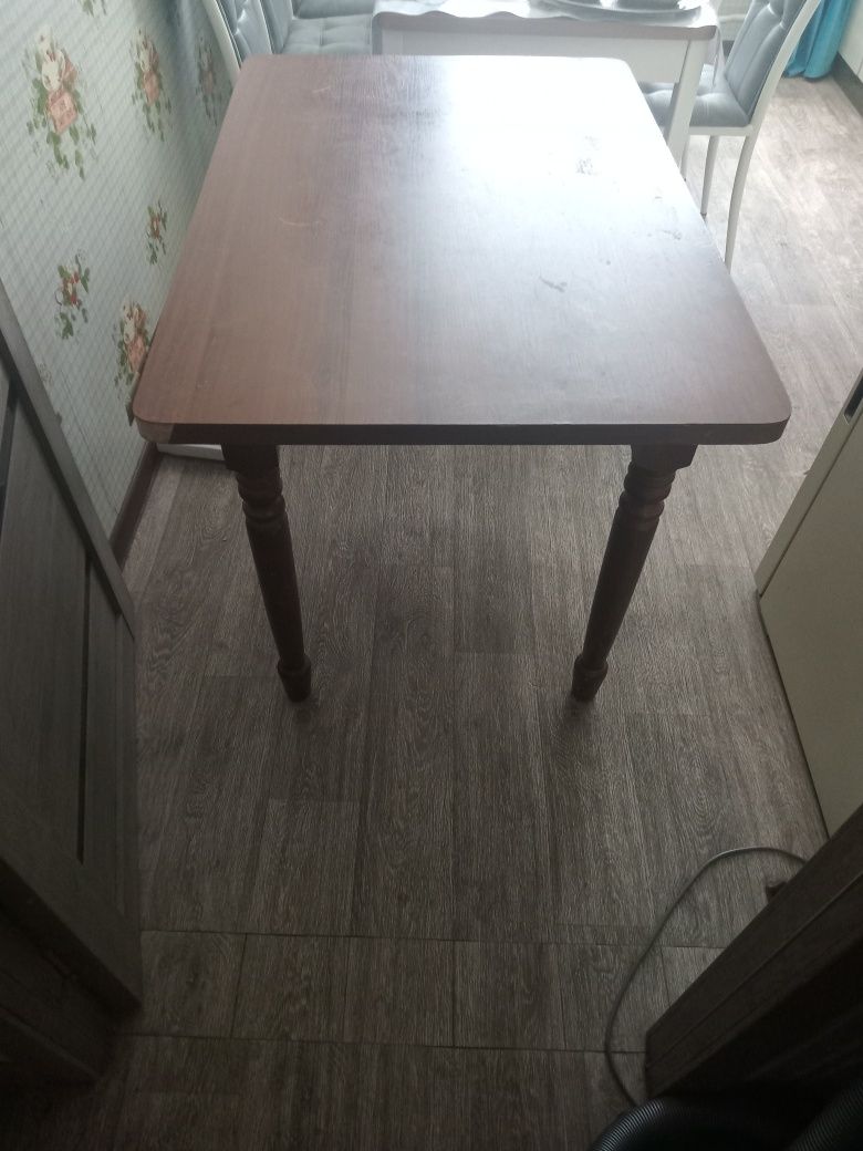 Кухонный стол среднем состояние