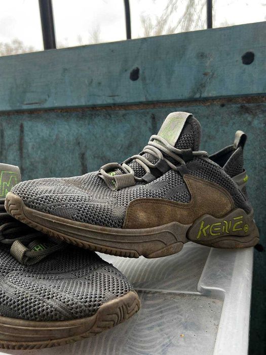 Кроссовки сеточные.