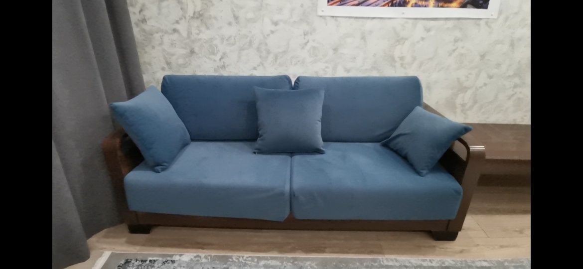 Диван со столиком