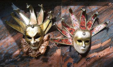 Венециански маски ръчно изработени и оцветени .