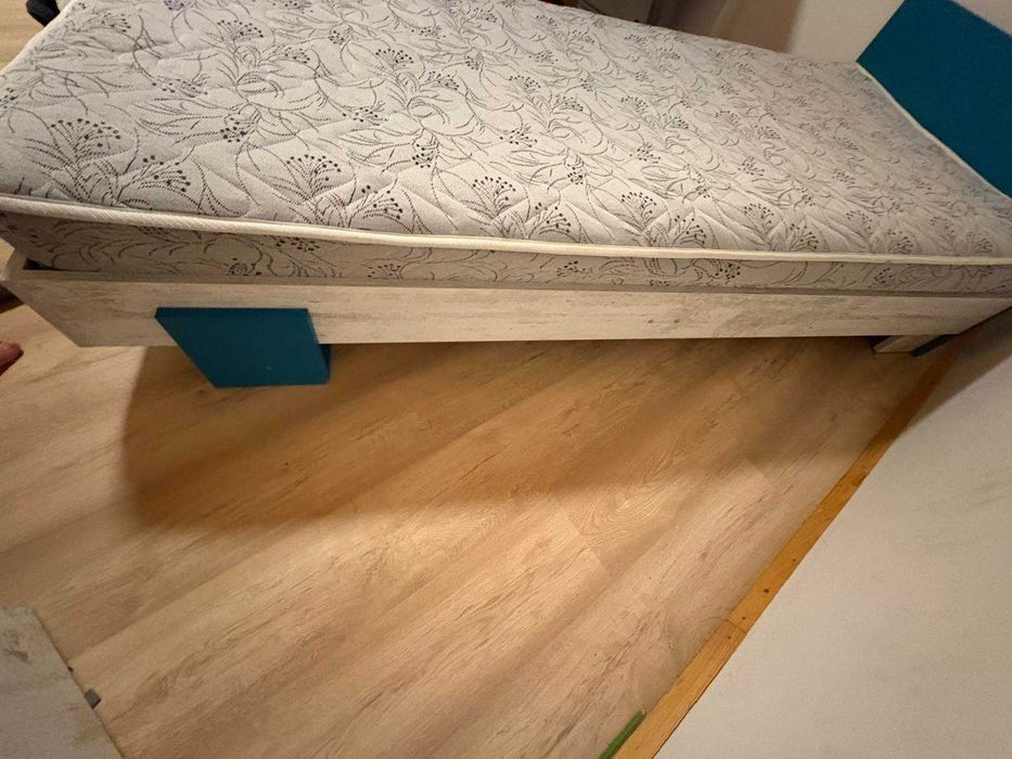 Продавам единично легло с матрак