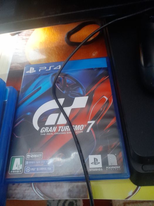 Vând PS4  în stare foarte bună!!!