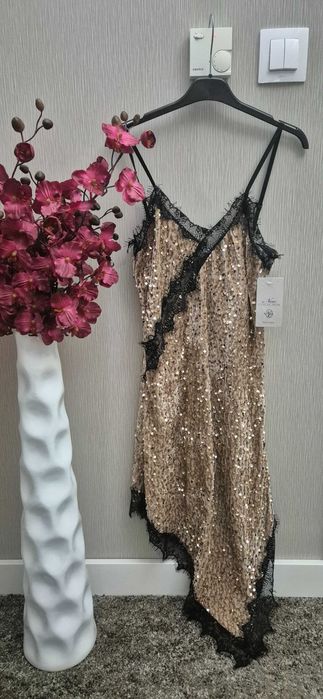 Рокля с пайети, нова