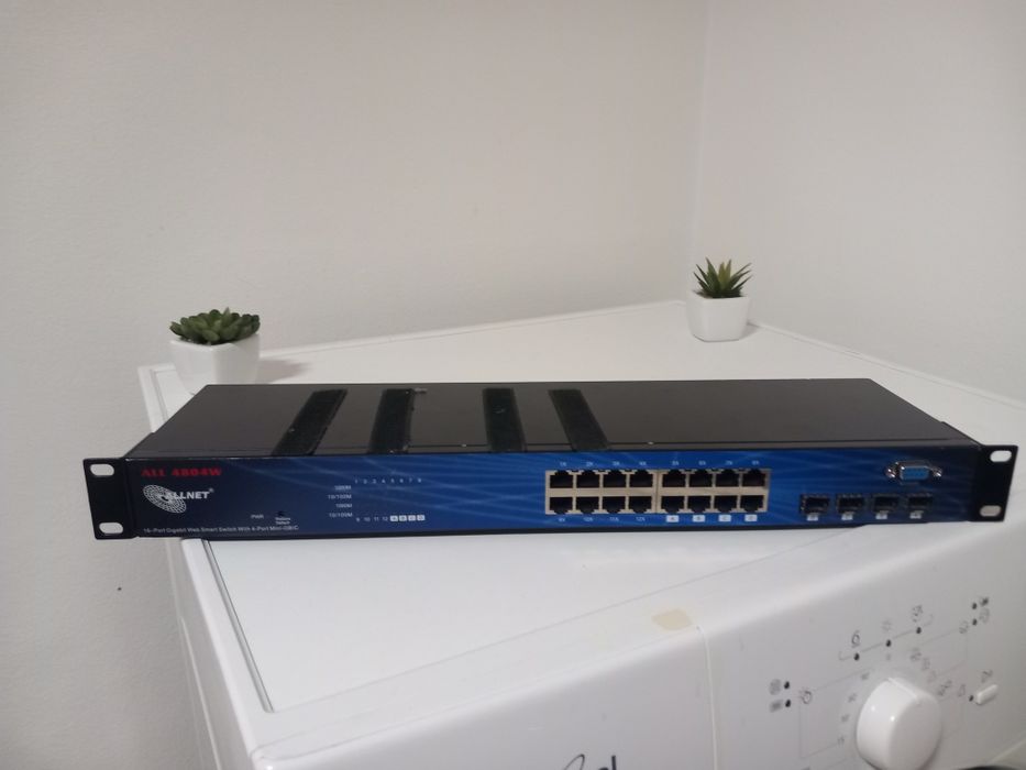 Produsul din imagine este un switch de rețea Allnet ALL4806W.