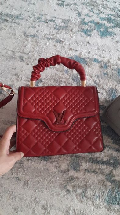 Ayollar sumkasi sotiladi