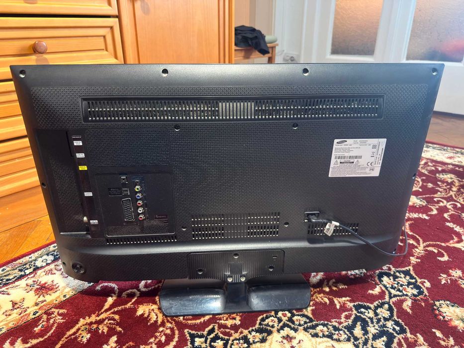 Televizor Full HD Samsung 80 cm Ecran cu pete intunecate