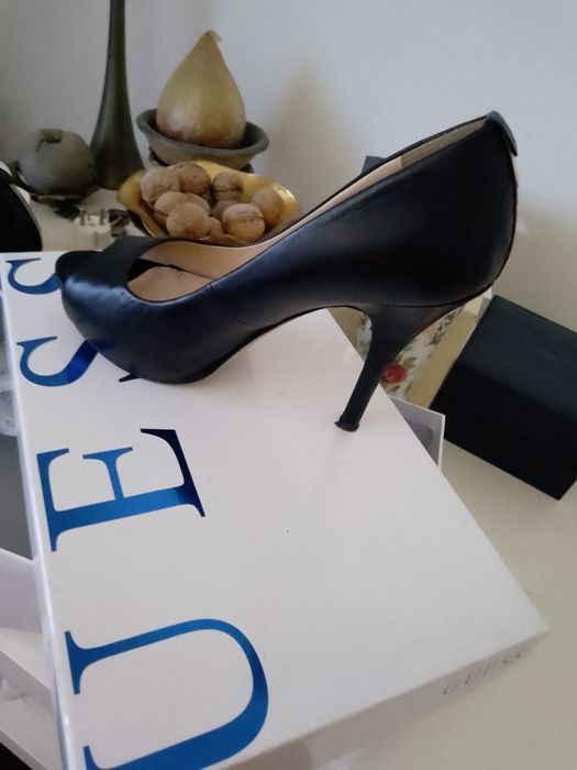 Pantofi Guess  Nr 36 purtați de citeva ori