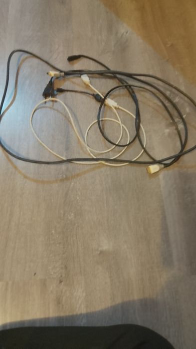 Vând ps 3 la 300 vând urgent ( negociabil)