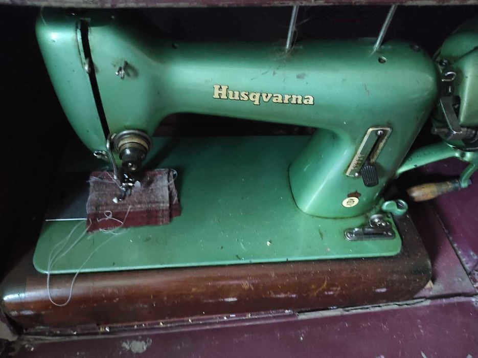 Ръчна и електрическа  шевна машина Husqvarna антикварна