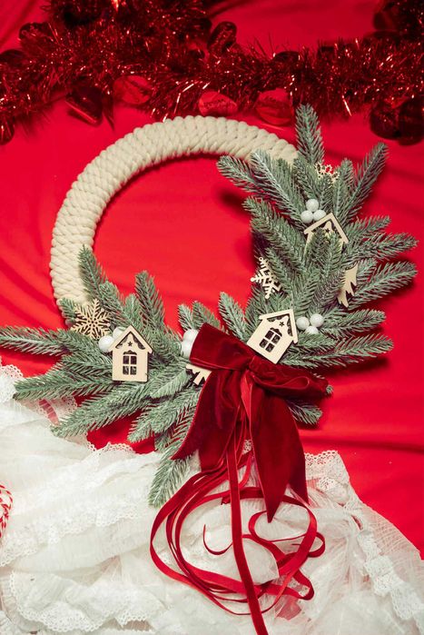 Coronițe de Crăciun lucrate manual – naturale și elegante